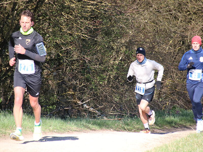 Strahlender Sonnenschein, aber nur niedrige Plusgrade erwartete die L&auml;ufer beim 19. Obermain-Marathon rund um Bad Staffelstein. Die Marathon-Strecke f&uuml;hrte wieder an den beiden Wahrzeichen der Kurstadt, dem Kloster Banz und der Basilika Vierzehnheiligen vorbei.