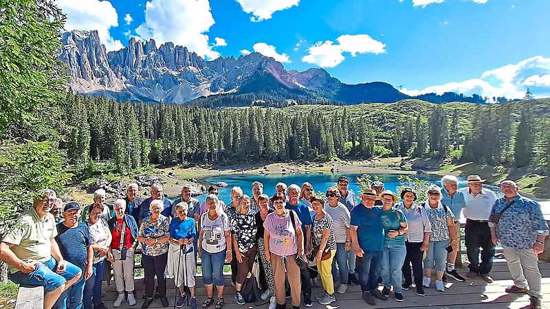 Vor dem bekannten Karersee in den Dolomiten, den seine smaragdgrüne Farbe so außergewöhnlich macht, stellte sich die Reisegruppe dem Fotografen. privat Vor dem bekannten Karersee in den Dolomiten, den seine smaragdgrüne Farbe so außergewöhnlich macht, stellte sich die Reisegruppe dem Fotografen. privat