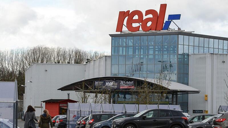 Bei den Real-Märkten in Franken (hier das Warenhaus im Gewerbegebiet Laubanger in Hallstadt im Landkreis Bamberg) laufen die Geschäfte noch wie gewohnt. Aber die Mitarbeiter sind aufgrund des langen Wartens auf eine Entscheidung über ihre Zukunft inzwischen zermürbt. Foto: Ronald Rinklef Bei den Real-Märkten in Franken (hier das Warenhaus im Gewerbegebiet Laubanger in Hallstadt im Landkreis Bamberg) laufen die Geschäfte noch wie gewohnt. Aber die Mitarbeiter sind aufgrund des langen Wartens auf eine Entscheidung über ihre Zukunft inzwischen zermürbt. Foto: Ronald Rinklef