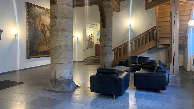 Die repr&auml;sentative Eingangshalle des Rathauses sollte vor 50 Jahren neuen B&uuml;ror&auml;umen zum Opfer fallen.