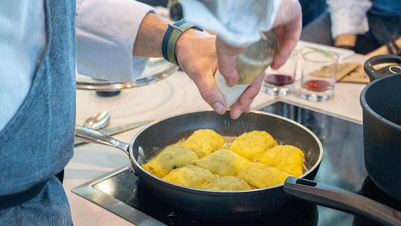 Live vor Publikum kochte Thomas König auf der Stuttgarter Messe und brachte dem Publikum so die Vorzüge der regionalen Produkte der Rhön nahe.