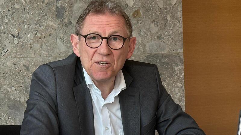 Bei einer Pressekonferenz stellte Sebastian Peine, der Vorsitzende der Gesch&auml;ftsf&uuml;hrung der Agentur f&uuml;r Arbeit Bayreuth-Hof, Erfolge und Entwicklungen dar. Alarmierend ist vor allem eine Zahl: die Quote f&uuml;r Kurzarbeit.