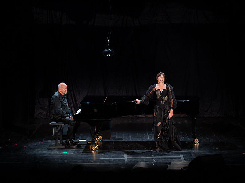 Meret Becker auf der Bühne des Bad Kissinger Kurtheaters. Dietmar Loeffler fungiert dabei quasi als der pianistische Bestandteil der Musikerin Barbara. Meret Becker auf der Bühne des Bad Kissinger Kurtheaters. Dietmar Loeffler fungiert dabei quasi als der pianistische Bestandteil der Musikerin Barbara.