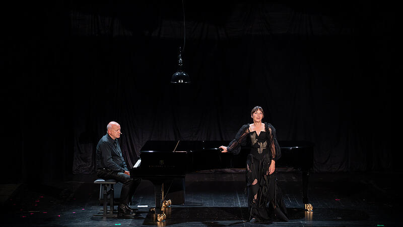 Meret Becker auf der Bühne des Bad Kissinger Kurtheaters. Dietmar Loeffler fungiert dabei quasi als der pianistische Bestandteil der Musikerin Barbara. Meret Becker auf der Bühne des Bad Kissinger Kurtheaters. Dietmar Loeffler fungiert dabei quasi als der pianistische Bestandteil der Musikerin Barbara.