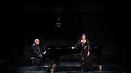 Meret Becker auf der B&uuml;hne des Bad Kissinger Kurtheaters. Dietmar Loeffler fungiert dabei quasi als der pianistische Bestandteil der Musikerin Barbara.