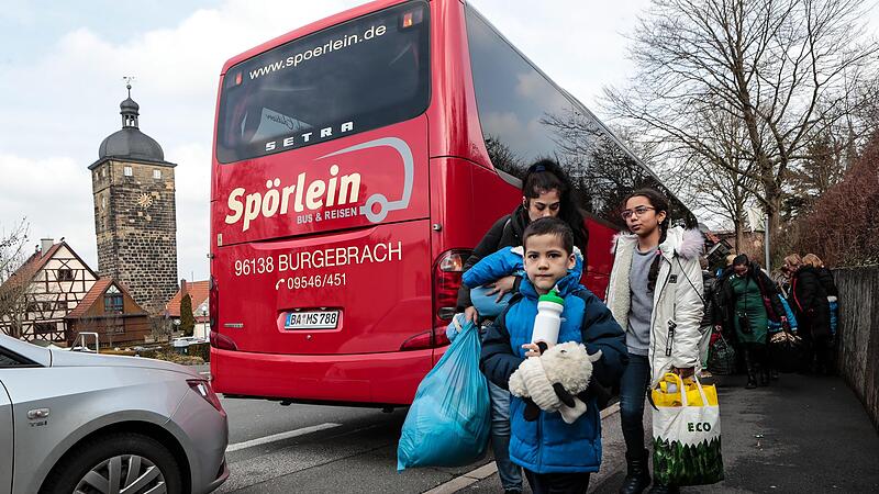 Vor drei Wochen kam der erste Bus mit Fl&uuml;chtlingen aus dem Ankerzentrum in Bamberg an der Lichtenfelser Berufsschule an.