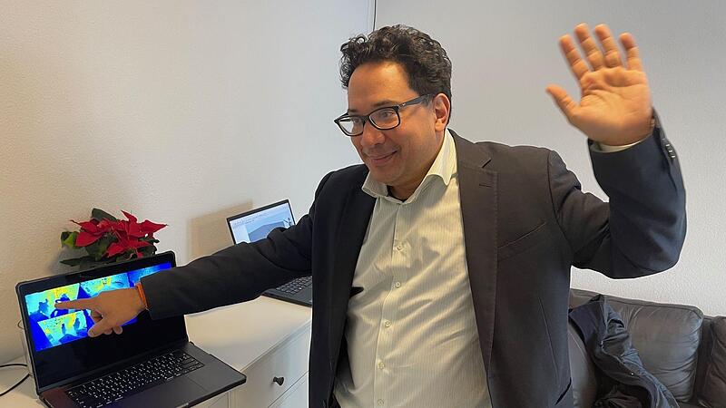 Er leitet das Forschungsprojekt: Professor Aldo Faisal.  Er demonstriert, wie Bewegungen auf dem Computer dargestellt werden.