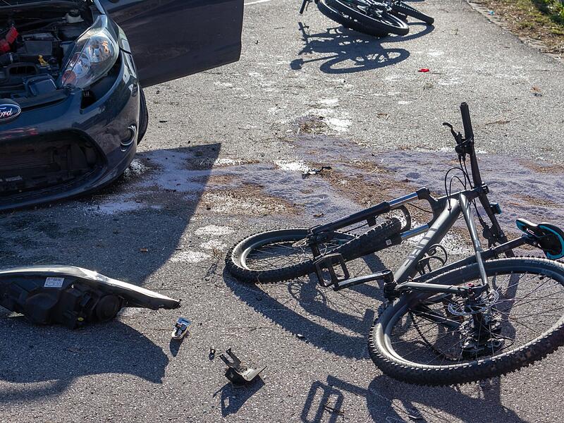 Fahrradfahrer von Auto erfasst