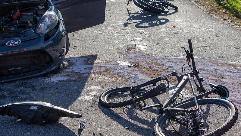 Fahrradfahrer von Auto erfasst Fahrradfahrer von Auto erfasst
