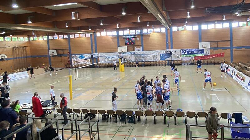Das Herrschinger Team bei der Pause zwischen zwei Sätzen in der Höchstadter Allstadthalle