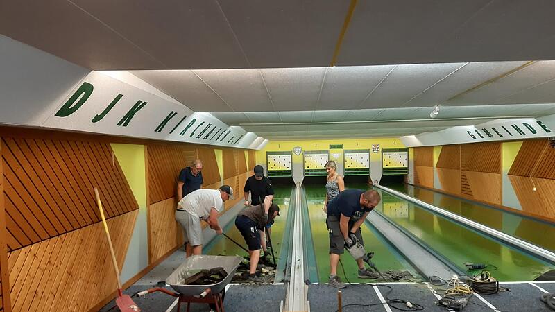 Mit schwerem Ger&auml;t ging es den Bahnen &bdquo;an den Kragen&ldquo;. Nachdem ein Anfang gemacht war, gen&uuml;gte Hebelwirkung, um die Bahnen in St&uuml;cke zu brechen.