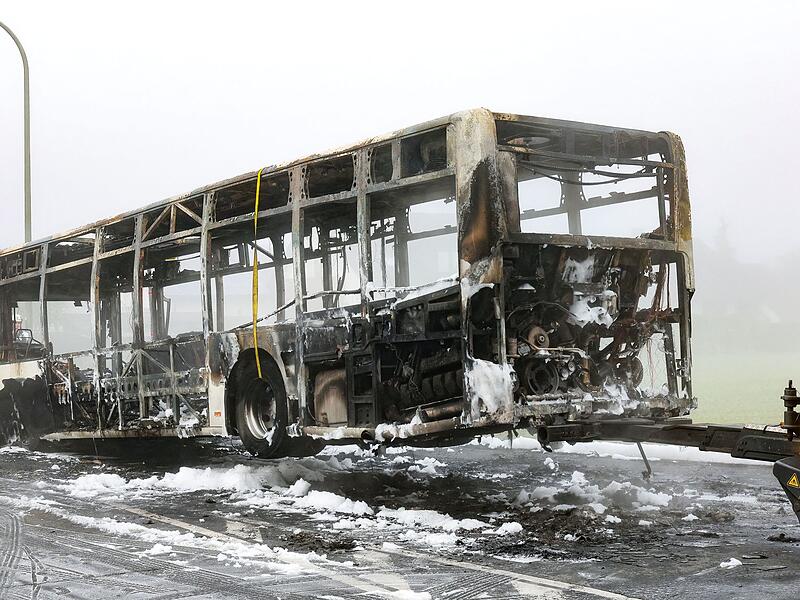 Vollbrand eines Busses - Mehr als 30 Menschen evakuiert Vollbrand eines Busses - Mehr als 30 Menschen evakuiert
