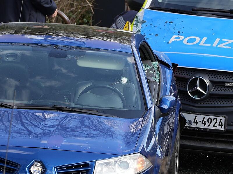 Mann stirbt nach Polizeischüssen bei Verfolgungsfahrt Mann stirbt nach Polizeischüssen bei Verfolgungsfahrt
