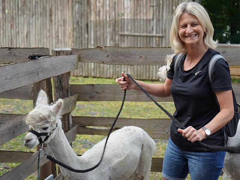 Wanderführerin Bianka Janz kennt sich nicht nur in Ginolfs und Umgebung gut aus, sondern weiß auch viel über die Tiere zu berichten. Seit fünf Jahren betreiben ihre Söhne das Unternehmen - mit den Alpakas und verschiedenen Rhönmomenten.