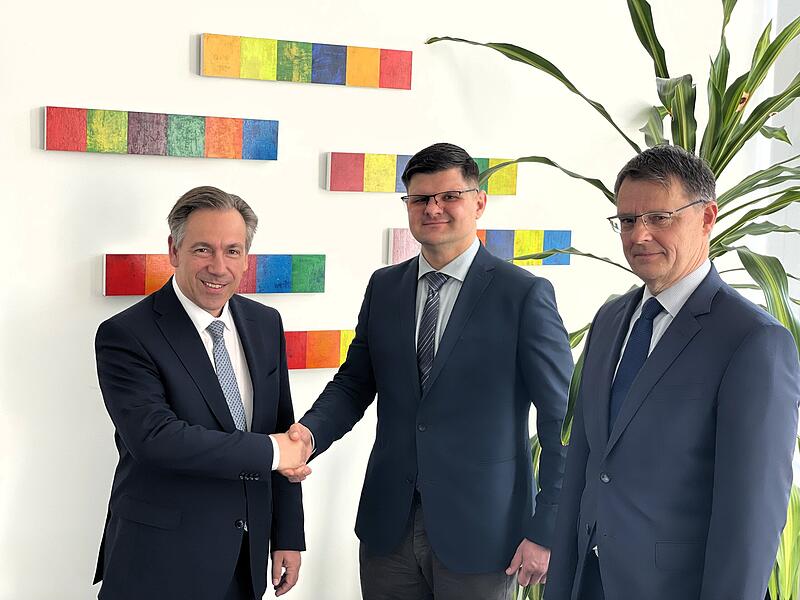 Neuer Chefarzt f&uuml;r Innere Medizin am Kreiskrankenhaus St. Anna: Landrat Alexander Tritthart (links), Internist Alex Aleks (Mitte) und Thomas Menter, kaufm&auml;nnischer Leiter, freuen sich auf die Zusammenarbeit.