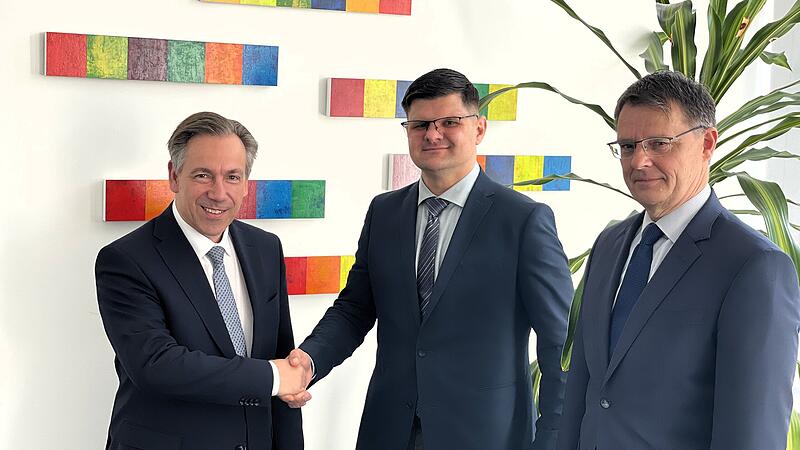 Neuer Chefarzt f&uuml;r Innere Medizin am Kreiskrankenhaus St. Anna: Landrat Alexander Tritthart (links), Internist Alex Aleks (Mitte) und Thomas Menter, kaufm&auml;nnischer Leiter, freuen sich auf die Zusammenarbeit.