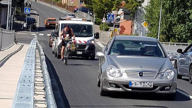 Die Autos auf der Piastenbrücke müssen hinter den Radfahrern bleiben. Doch die meisten überholen, in dem sie regelwidrig den Mittelstreifen überfahren.Forchheim & Fränkische Schweiz Die Autos auf der Piastenbrücke müssen hinter den Radfahrern bleiben. Doch die meisten überholen, in dem sie regelwidrig den Mittelstreifen überfahren.Forchheim & Fränkische Schweiz
