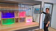 Masterstudent Tom Paske von der TH Nürnberg beim Fahren eines Smart-Home-Modells.