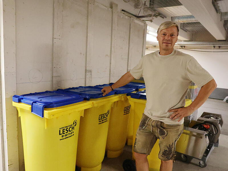 Der Chef persönlich steht an den gelben Tonnen: Sie sind gefüllt mit Fett. In einer Woche werden rund 1000 Liter Frittierfett verbraucht. Das Fett kommt in die Biogasanlage. Der Chef persönlich steht an den gelben Tonnen: Sie sind gefüllt mit Fett. In einer Woche werden rund 1000 Liter Frittierfett verbraucht. Das Fett kommt in die Biogasanlage.