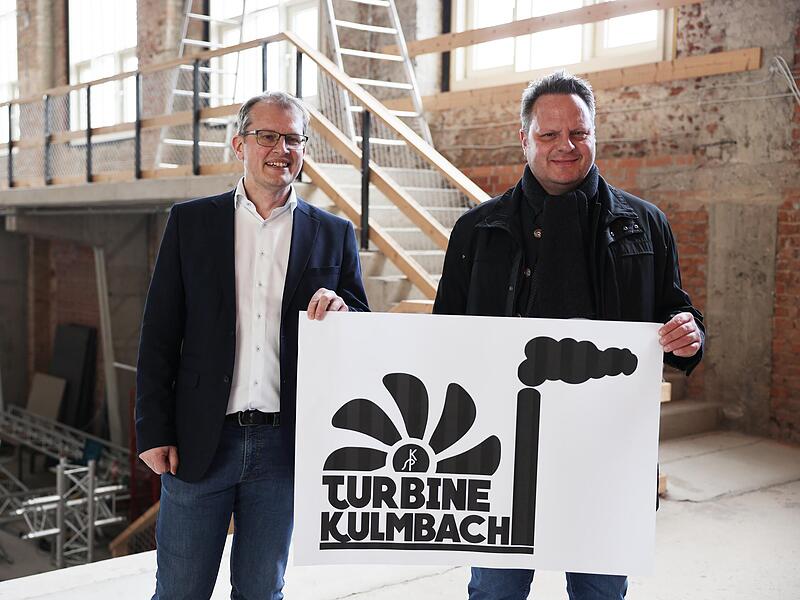 Die Turbine Kulmbach hat sogar ein eigenes Logo, das Bürgermeister Ralf Hartnack (links) und Oberbürgermeister Ingo Lehmann präsentierten.