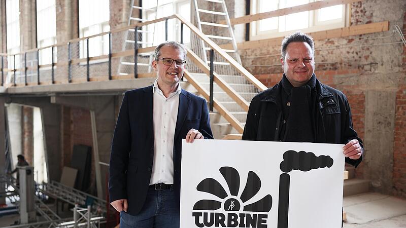 Die Turbine Kulmbach hat sogar ein eigenes Logo, das B&uuml;rgermeister Ralf Hartnack (links) und Oberb&uuml;rgermeister Ingo Lehmann pr&auml;sentierten.