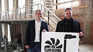 Die Turbine Kulmbach hat sogar ein eigenes Logo, das Bürgermeister Ralf Hartnack (links) und Oberbürgermeister Ingo Lehmann präsentierten.