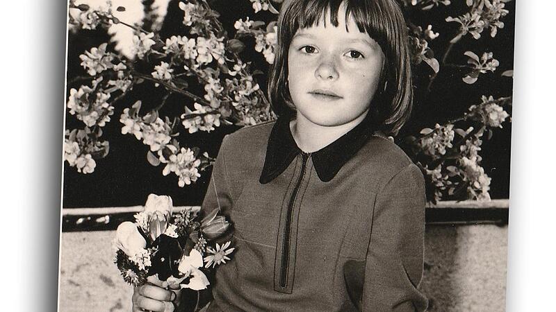 Petra Keller 1974 in Scheidegg im Allg&auml;u. Zum Muttertag wurden die Kinder fotografiert &ndash; f&uuml;r den Blumengru&szlig; nach Hause.