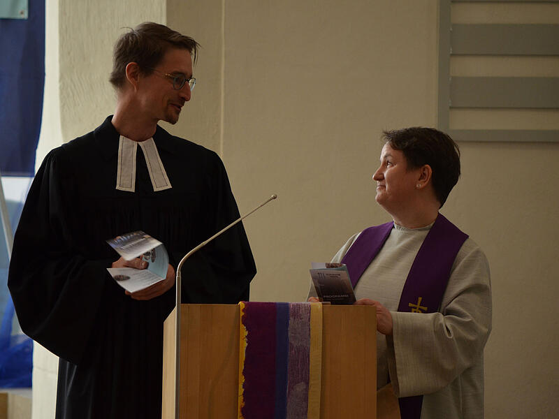 Pfarrer Veit Röger und Diakonin Nicole Koch stellen vor, was bei der Vesperkirche „aufgetischt“ wird.