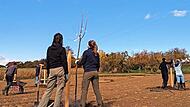 Teilnehmer des Pflanzkurses in Hallerndorf pflanzen an einem Vormittag rund 18 Streuobstb&auml;ume.