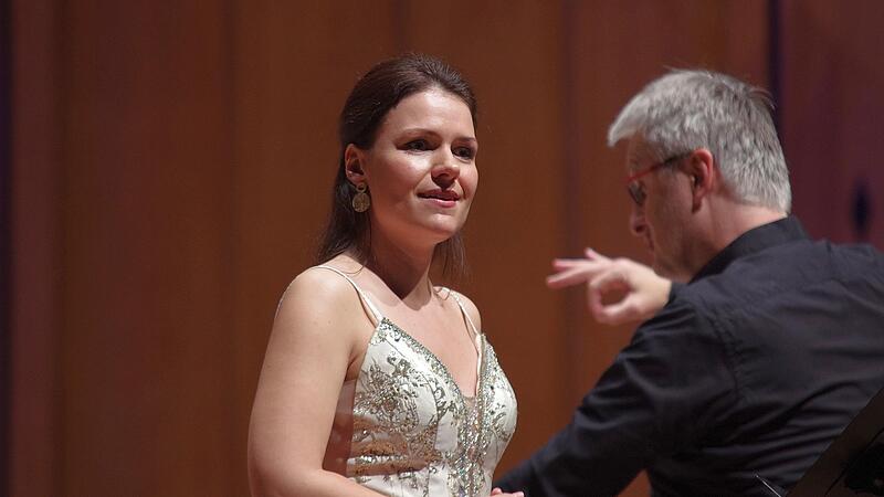 Der Dirigent die Staatsbad Philharmonie Bad Kissingen, Klaus Simon, und die Sopranistin Katharina Ruckgaber im Max-Littmann-Saal von Bad Kissingen.
