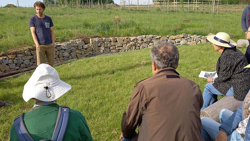 Sebastian Hausmann bei seinen Erl&auml;uterungen zum Vielfaltwald in Oberaltertheim.