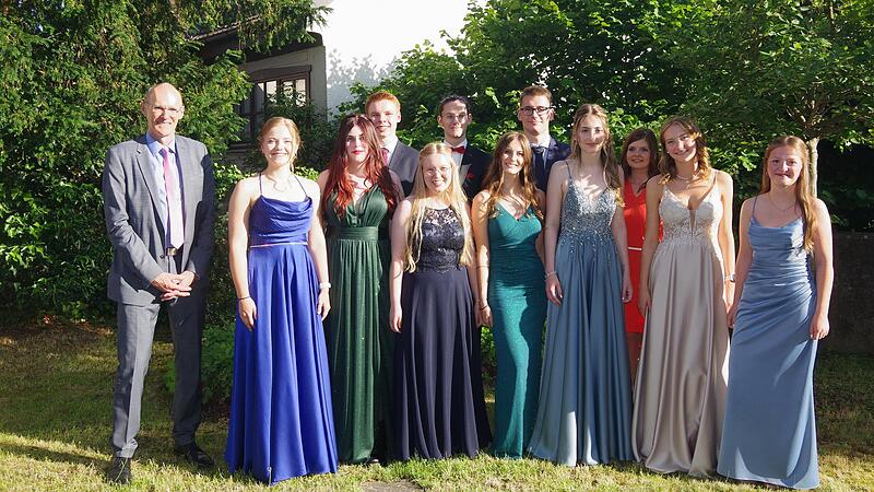 Schulleiter Harald Weichert (links) freut sich &uuml;ber seine erfolgreichen Abiturienten mit einem Notendurchschnitt bis 1,5. Mit der Traumnote 1,0 gl&auml;nzte Jahrgangsbeste Miriam Ginevrino (f&uuml;nfte von links).