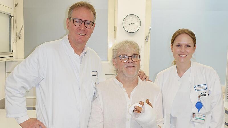 Operateurin Wibke M&uuml;ller-Seubert mit dem Patienten Klaus Weller und Klinikdirektor Raymund Horch.