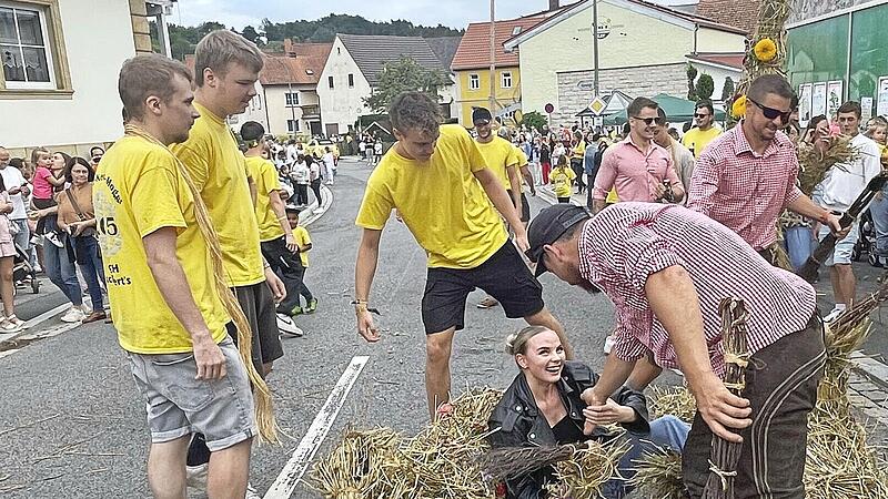 Die Strohbären reißen immer wieder gerne junge Mädchen zu Boden, die dann trotzdem gute Miene zu diesem wilden Tanz machen.