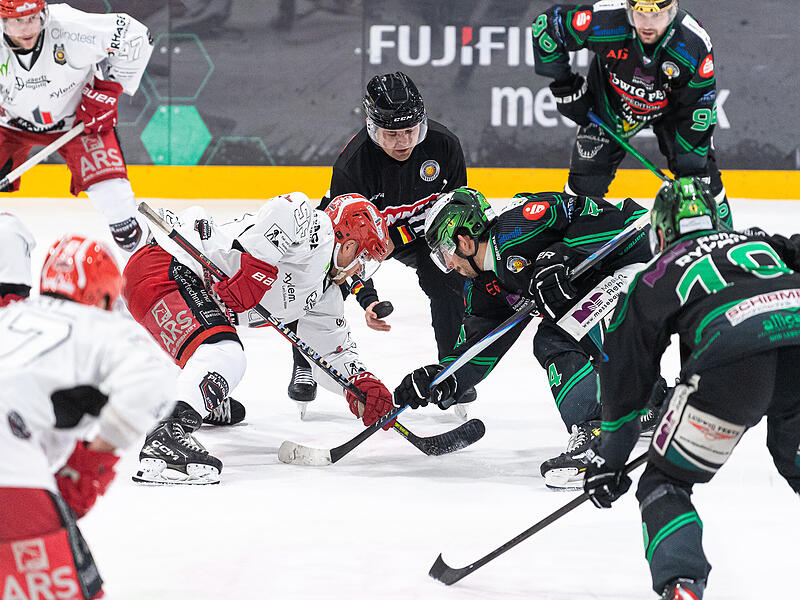 Roman Zap (rechts) k&auml;mpft mit Hannovers Yannick Drews um das Bully. Die Alligators brauchen bei den Scorpions einen Sieg, um die Play-offs zu verl&auml;ngern.