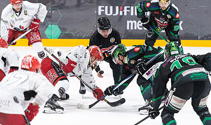 Roman Zap (rechts) k&auml;mpft mit Hannovers Yannick Drews um das Bully. Die Alligators brauchen bei den Scorpions einen Sieg, um die Play-offs zu verl&auml;ngern.