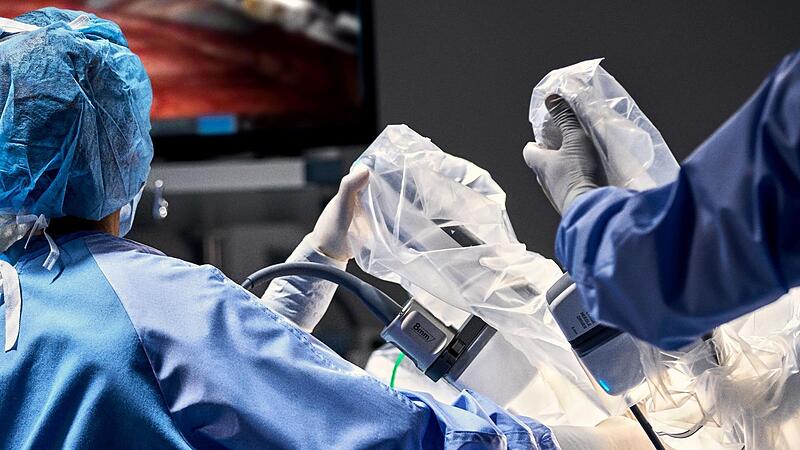 Mensch an Maschine mit Monitor im Blick: Robotergest&uuml;tzte Operationen sind nun auch im Klinikum Coburg m&ouml;glich.