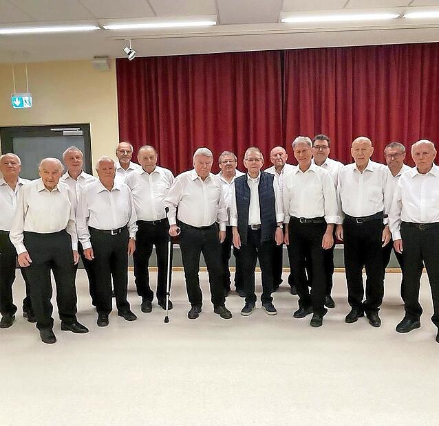 Beim abendlichen St&auml;ndchen stellten sich zu einem Erinnerungsfoto: Der Jubilar Reinhold H&ouml;hn (Siebter von rechts), zusammen mit Erstem Vorsitzenden J&uuml;rgen Thorandt (Siebter von links) und Zweitem Vorsitzenden Edi Meixner (F&uuml;nfter von rechts). Im H...