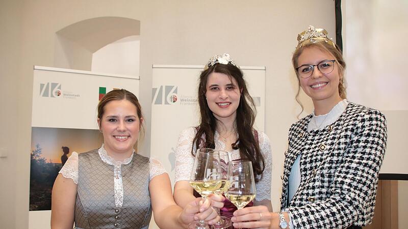 Die bisherige Hammelburger Weinprinzessin Louisa Silberbach (links) und die fr&auml;nkische Weink&ouml;nigin Eva Brockmann (rechts) sto&szlig;en mit der frisch gek&uuml;rten Hammelburger Weinprinzessin Ramona Schum an.
