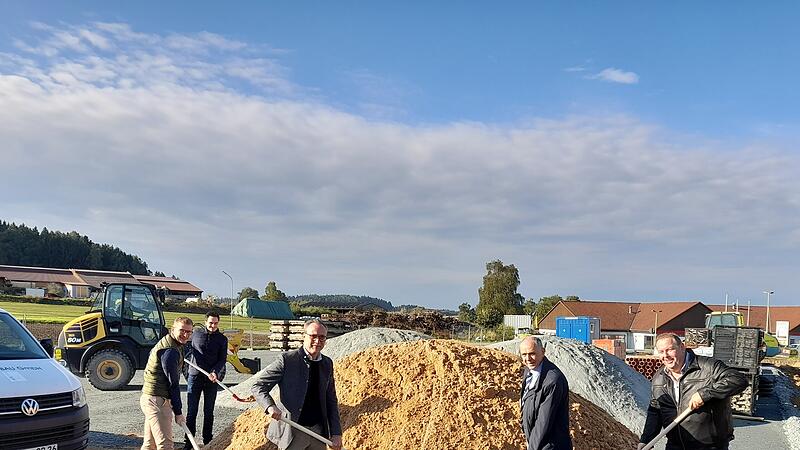 Spatenstich f&uuml;r den neuen Netto-Markt in Marktleugast: Das freut Unternehmen und auch Politik.