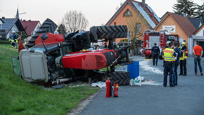 Feuerwehrfahrzeug kollidiert mit Traktor: Zwei Schwerverletzte nach Unfall bei Alarmübung Feuerwehrfahrzeug kollidiert mit Traktor: Zwei Schwerverletzte nach Unfall bei Alarmübung