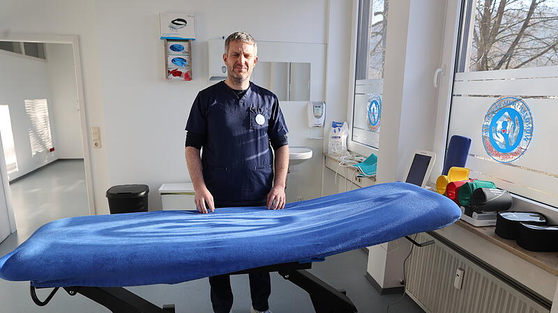 In der Praxis ist Ronald Beyerlein auf alles vorbereitet: Er hat einen Frauenarztstuhl f&uuml;r Wunden im Intimbereich und eine Schwerlastliege.