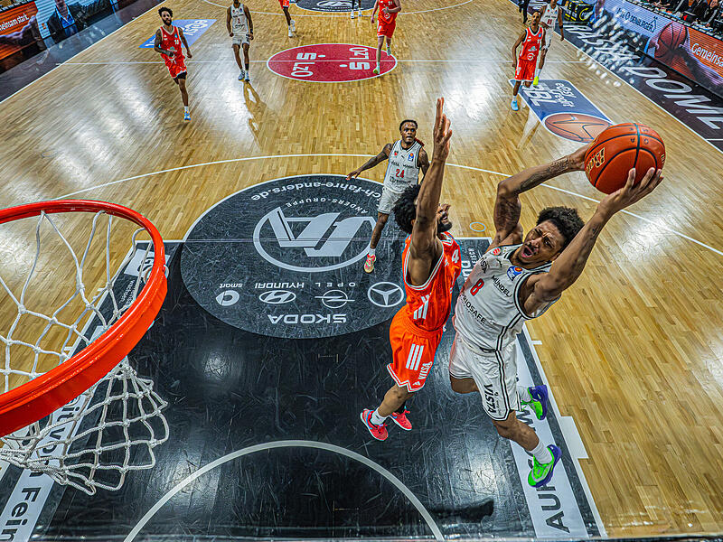 Nicht nur Demarcus Demonia (beim Korbleger) wurde das Leben von Vechtas Lloyd Pandi (vier Ballgewinne) schwergemacht.