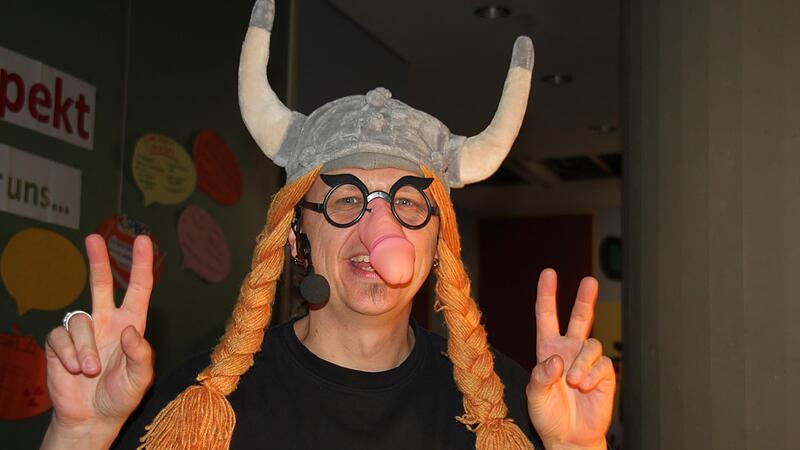Stefan &bdquo;Das Eich&ldquo; Eichner hat in der Aula der Altenkunstadter Mittelschule aus seinem Dialektcomic &bdquo;Asterix bei den Bieramieden&ldquo; vorgelesen.