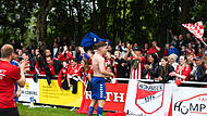 Der Fanblock des TSV Aidhausen feiert den Kreisliga-Klassenerhalt.