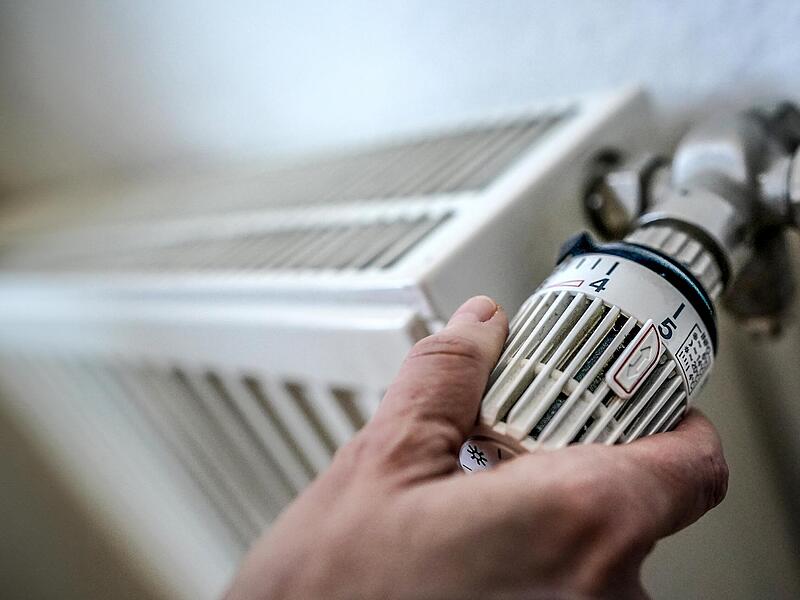 Laut Bundesregierung gibt es noch nicht einmal ein Eckpunktepapier zur Reform des umstrittenen Heizungsgesetzes. Eine Sprecherin von Wirtschaftsministerin Katherina Reiche (CDU) warb um Geduld.