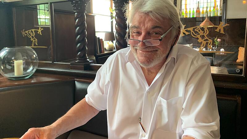 So kennt man Fred Raab: verschmitzt l&auml;chelnd an seinem Lieblingsplatz in der K&uuml;nstler-Klause.