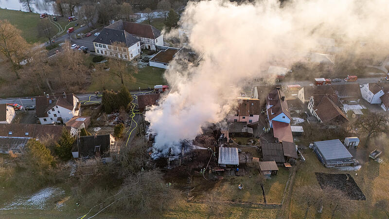 Am Mittwochnachmittag (19.02.2025) kam es in Pfaffendorf zum Brand eines Scheunenkomplexes, der aus drei Scheunen bestand.