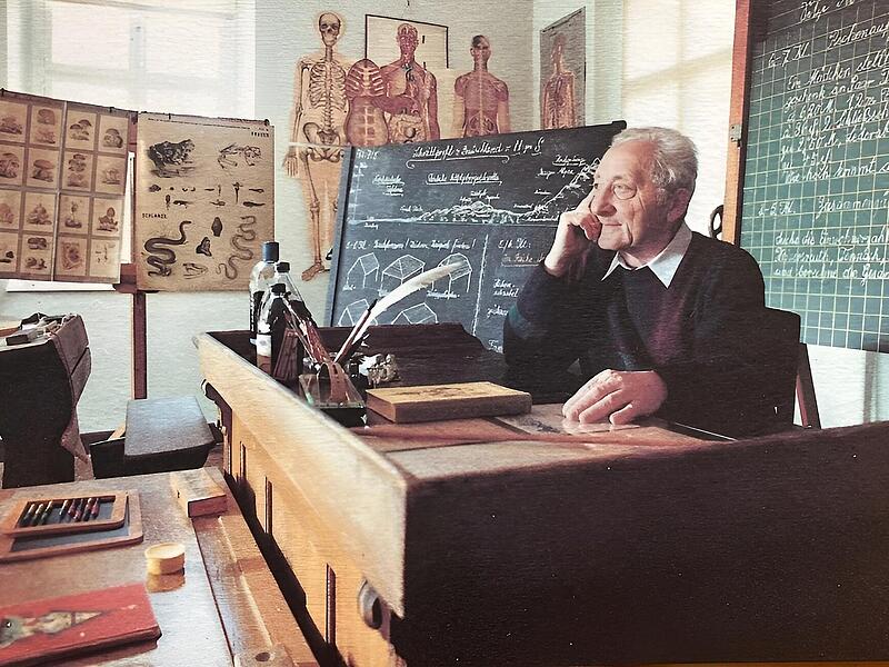 Otto Knopf besucht das Dorfschulmuseum in K&ouml;dnitz: Als alter &bdquo;Schulmeister&ldquo; ist er dort ganz in seinem  Element.