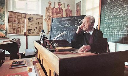 Otto Knopf besucht das Dorfschulmuseum in K&ouml;dnitz: Als alter &bdquo;Schulmeister&ldquo; ist er dort ganz in seinem  Element.